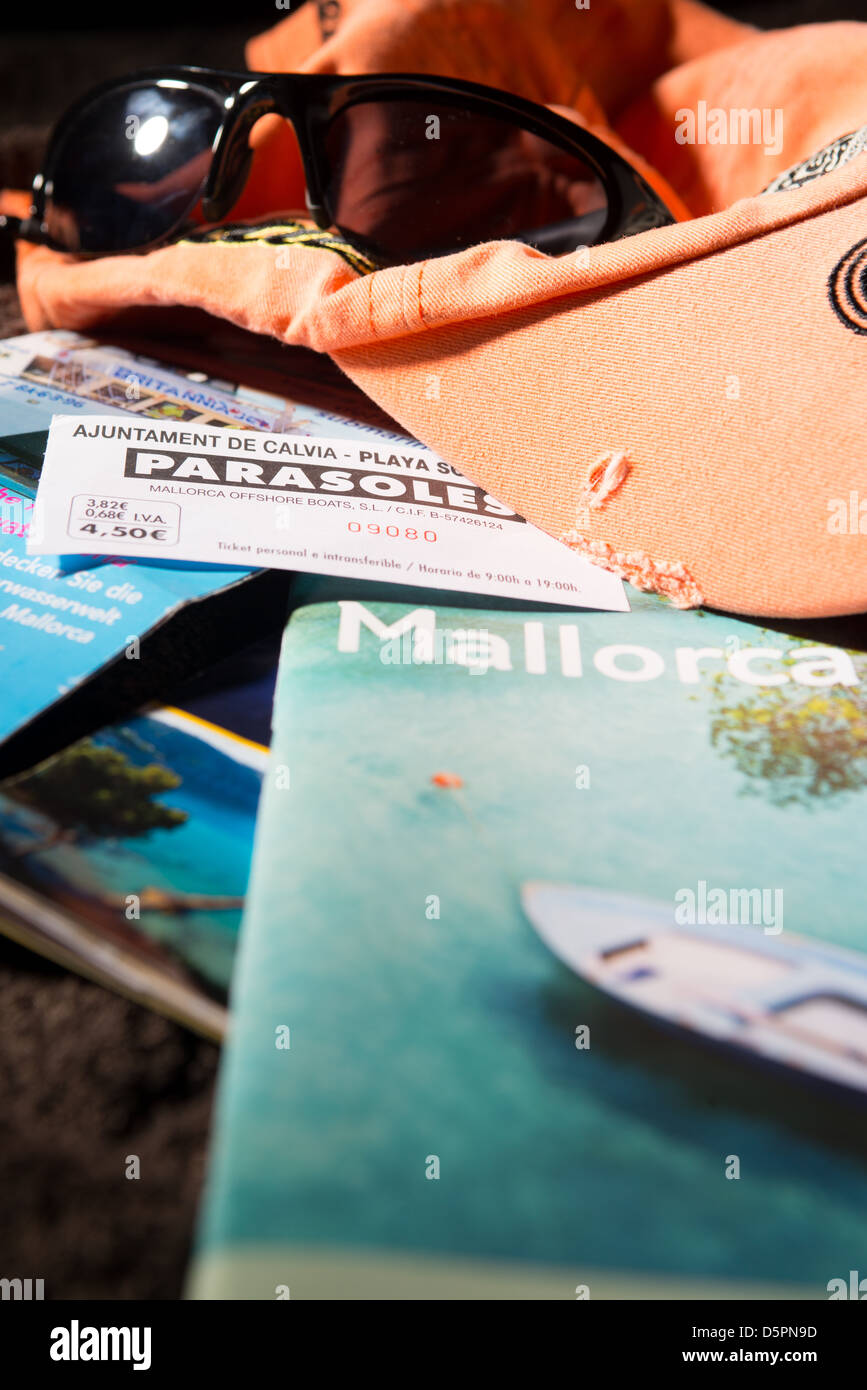 Mallorca holliday brochures sur le sèche-serviettes Banque D'Images