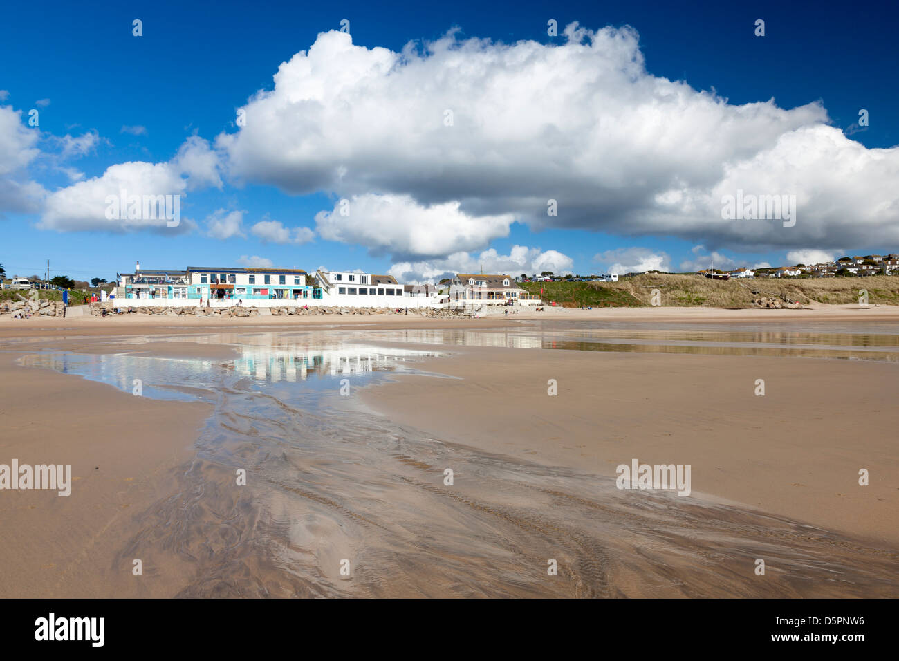 Ciel dramatique au-dessus de la plage de Praa Sands Angleterre Cornwall Banque D'Images