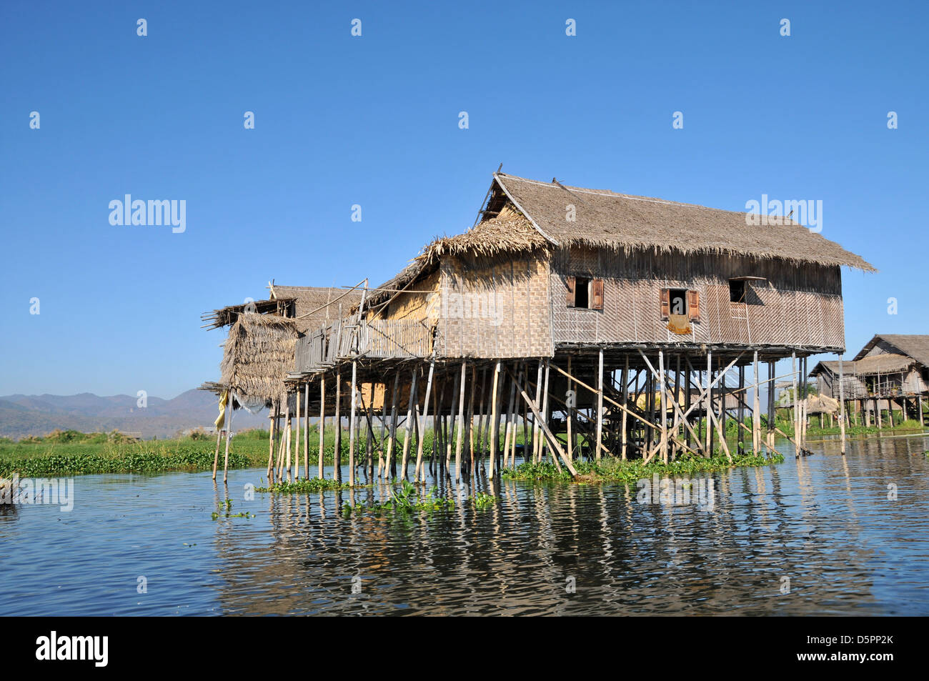 Maison sur pilotis traditionnelle, au Lac Inle, l'État de Shan, Myanmar, en Asie du sud-est Banque D'Images