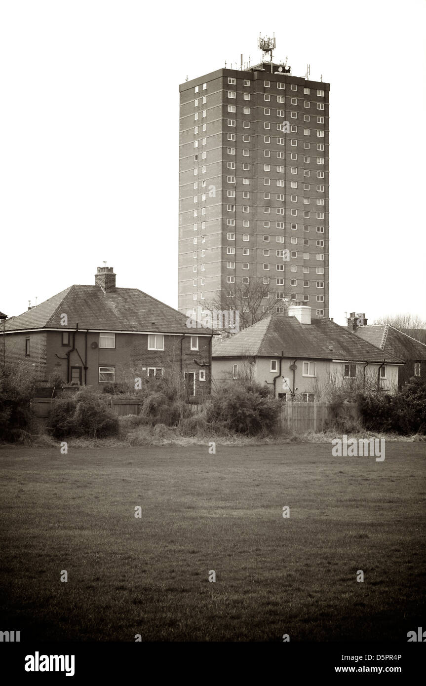 Années 1970, des tours d'appartements et maisons d'après-guerre dans la région de Layton, Blackpool Banque D'Images