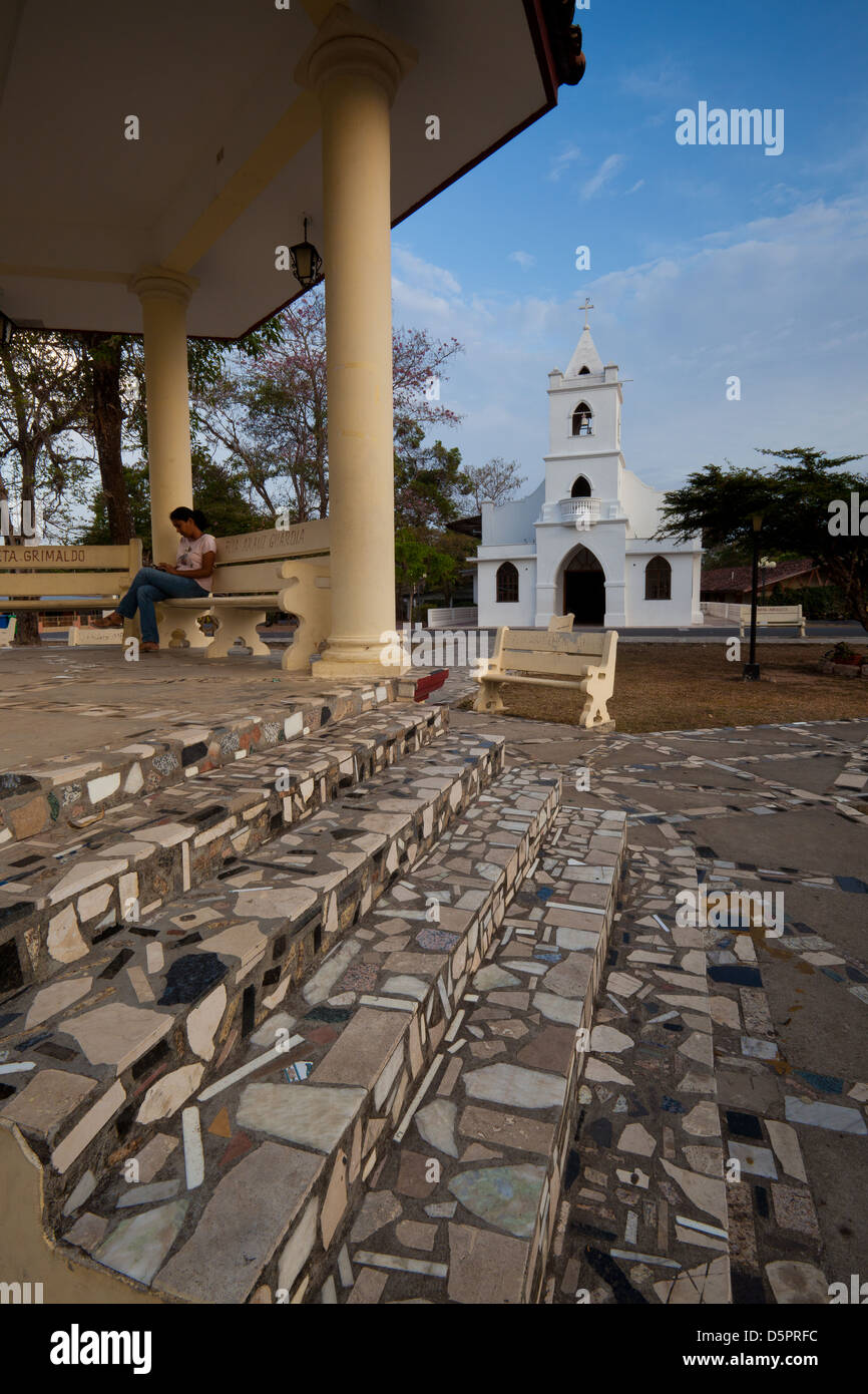 Le beau parc et l'église dans La Pintada village, province de Cocle, République du Panama. Banque D'Images