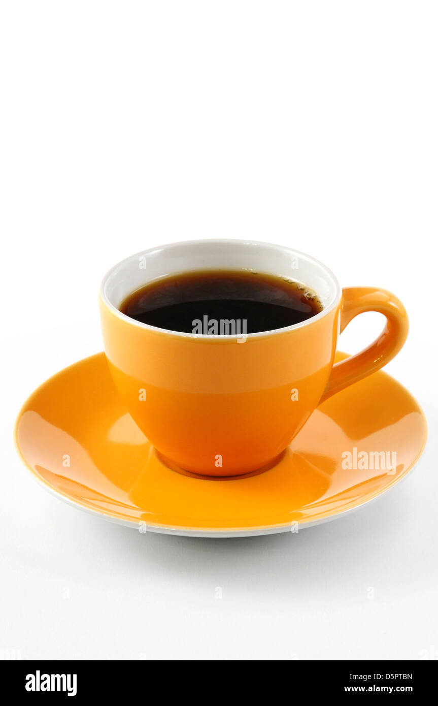 Tasse de café orange sur fond blanc Banque D'Images