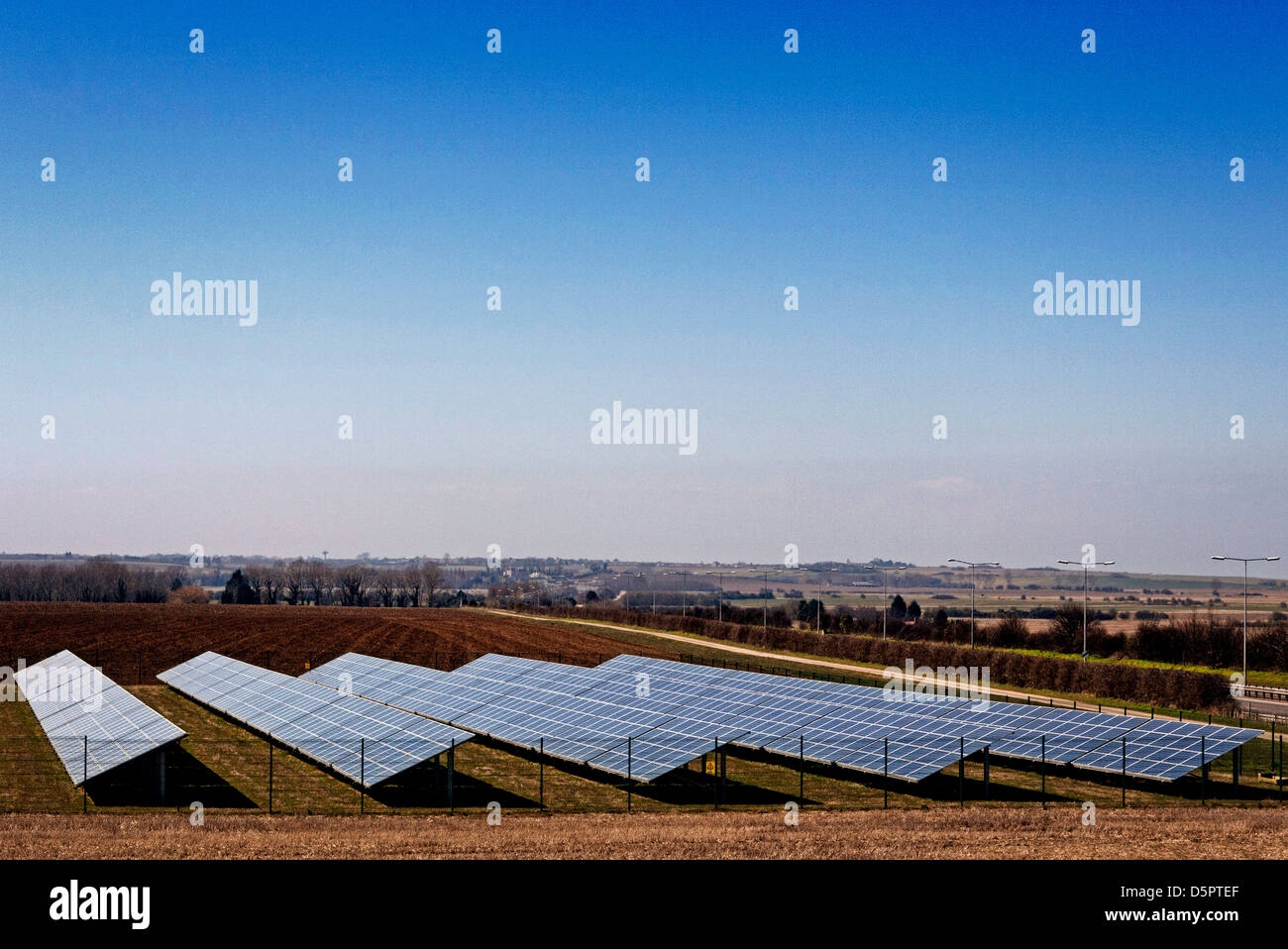 Champ de panneaux solaires sur une ferme à East Kent Royaume Uni Banque D'Images