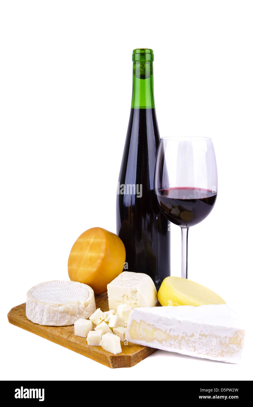 Verre et bouteille de vin rouge avec le fromage différents isolé sur fond blanc Banque D'Images