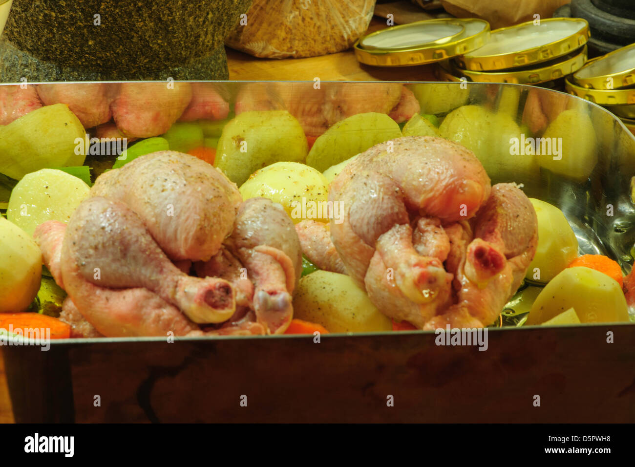 Poussin et légumes mixtes prêtes à rôtir dans un grillage de cuivre. Banque D'Images