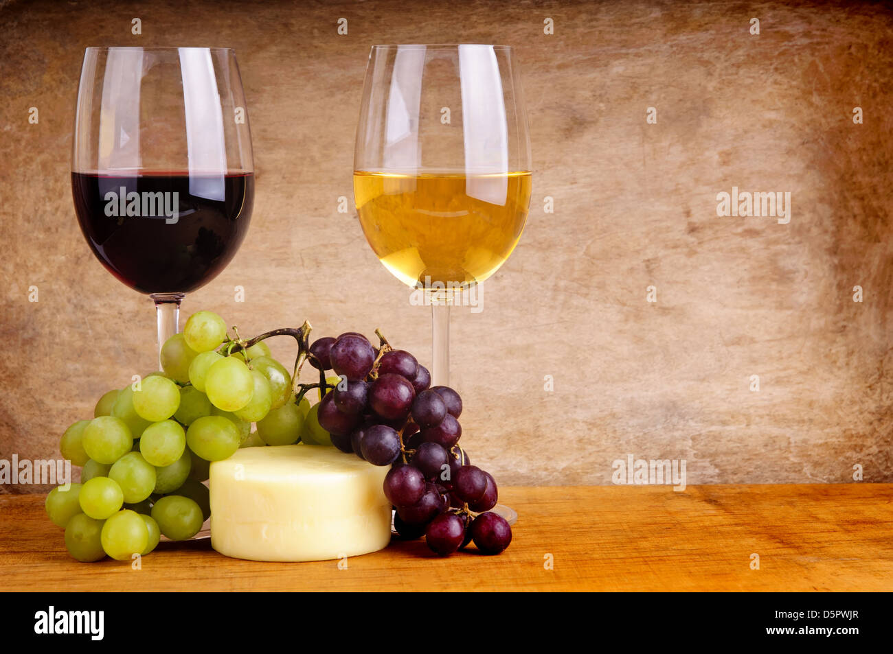 Nature morte avec du vin, du fromage et du raisin on background with copy space Banque D'Images