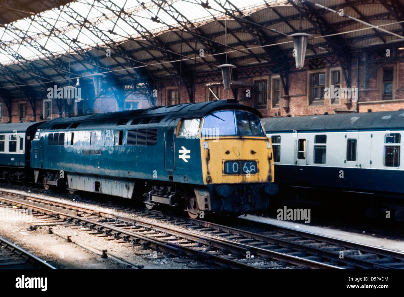 Locomotive diesel d1068 la dépendance de l'ouest en laissant la gare Temple Meads de Bristol 1976 Banque D'Images