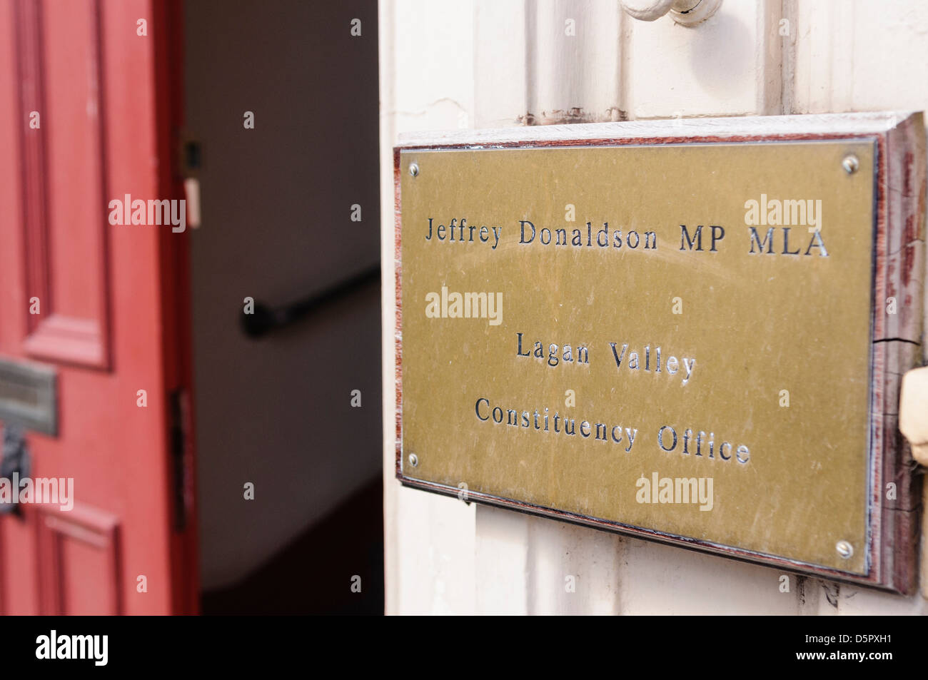 Brass enseigne à l'extérieur du bureau de circonscription Jeffrey Donaldson Banque D'Images
