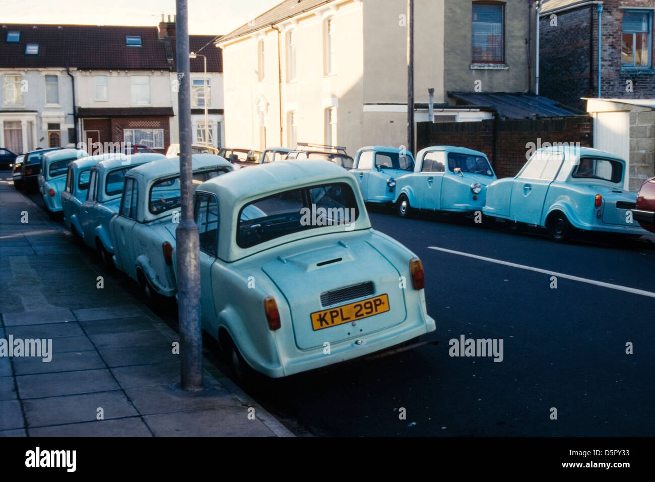 vue inhabituelle d'une ligne de trois roues ac thundersley invacar voitures invalides dans une rue urbaine près du garage spécialisé portsmouth angleterre royaume-uni Banque D'Images