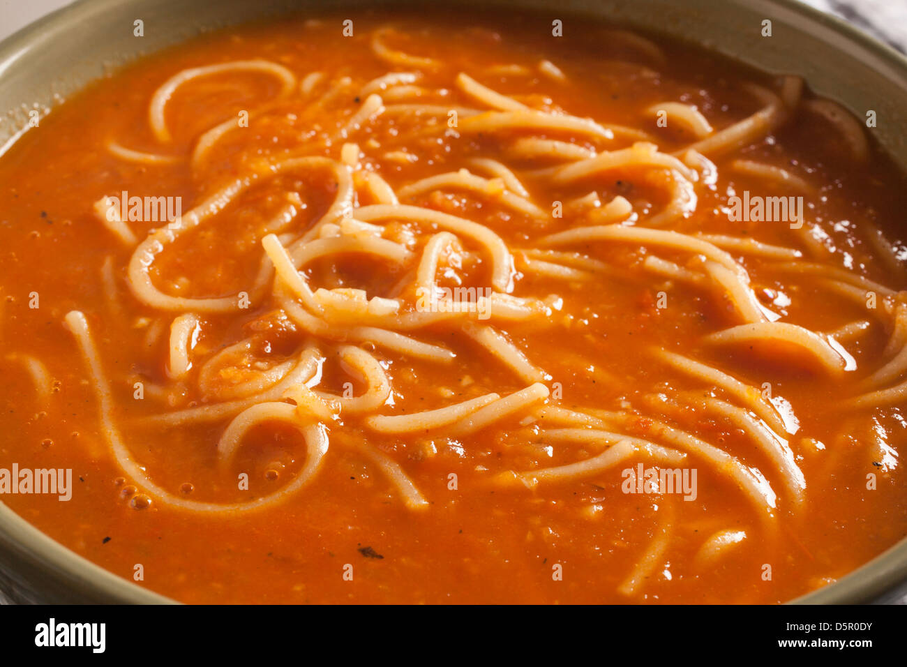 Soupe de tomates : Sopa de fideos Banque D'Images