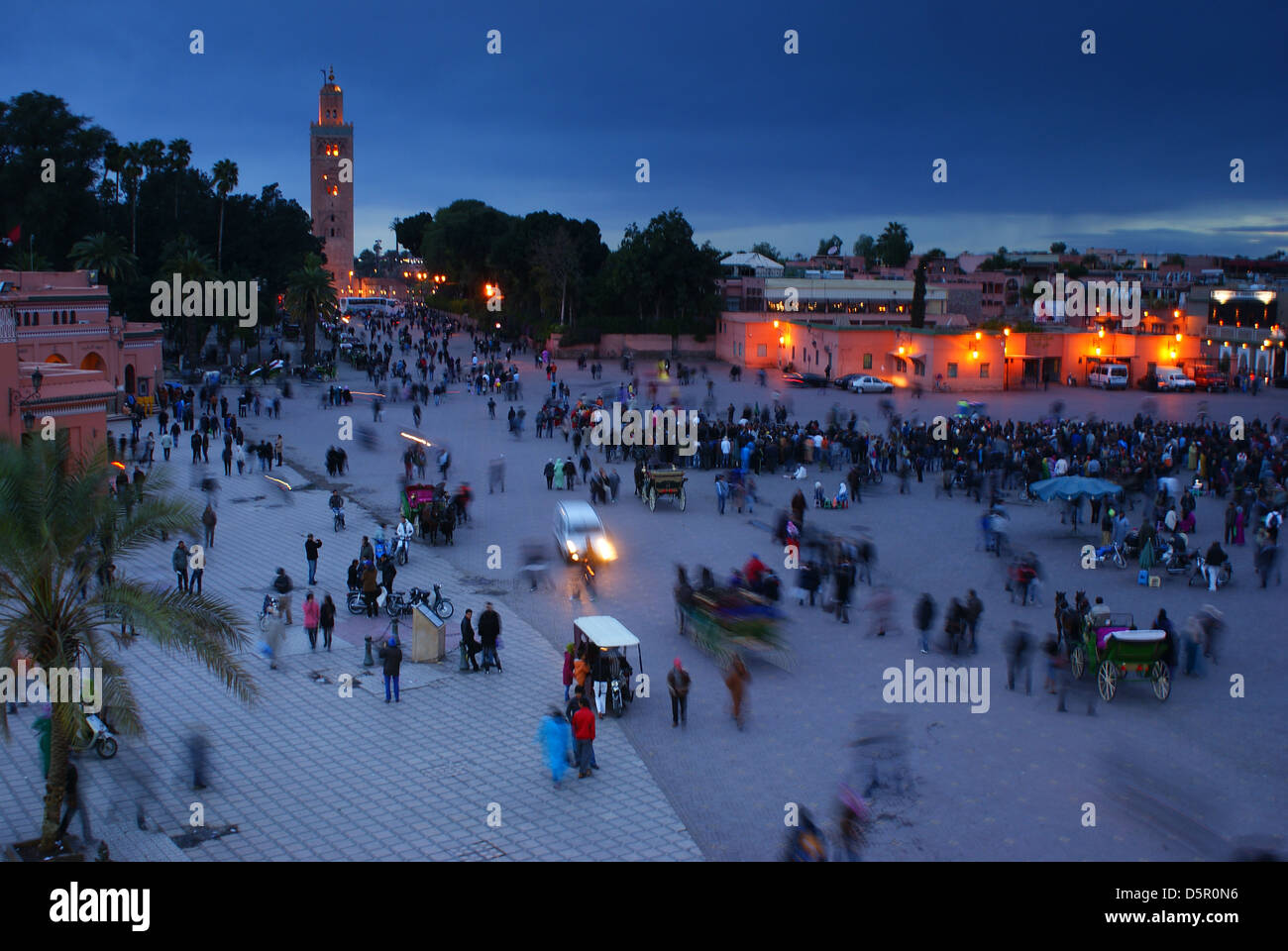 Place Djemaa el Fna, la place principale de Marrakech, Maroc, au crépuscule, avec le minaret de la Koutoubia en arrière-plan. Banque D'Images