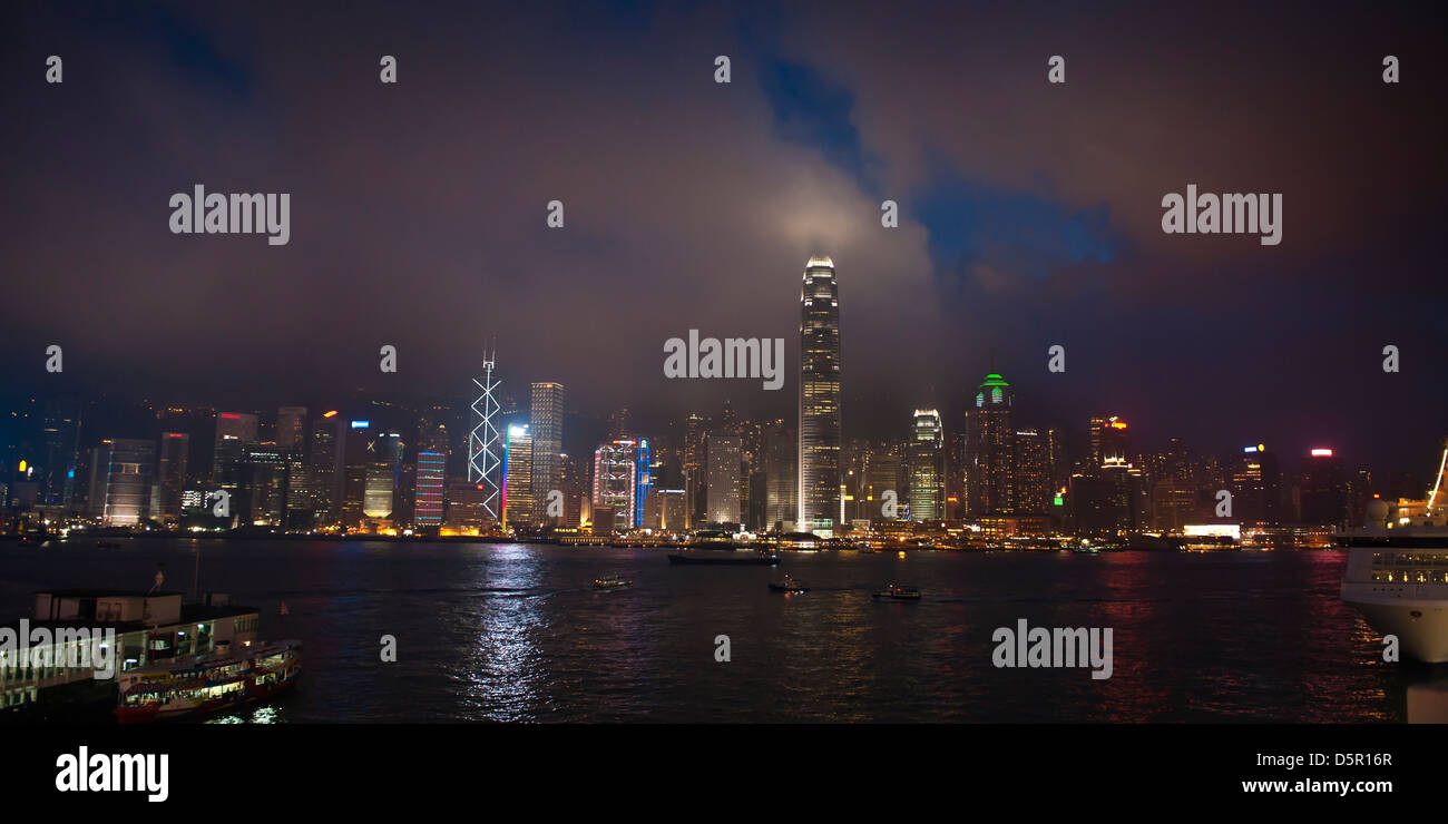 Le port de Hong Kong la nuit. Banque D'Images
