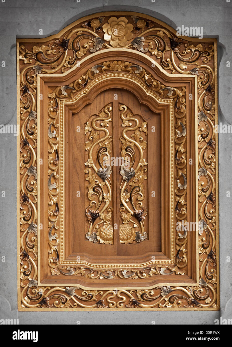 Richement décoré en bois vintage fenêtre dans le mur du temple. L'Indonésie. Banque D'Images