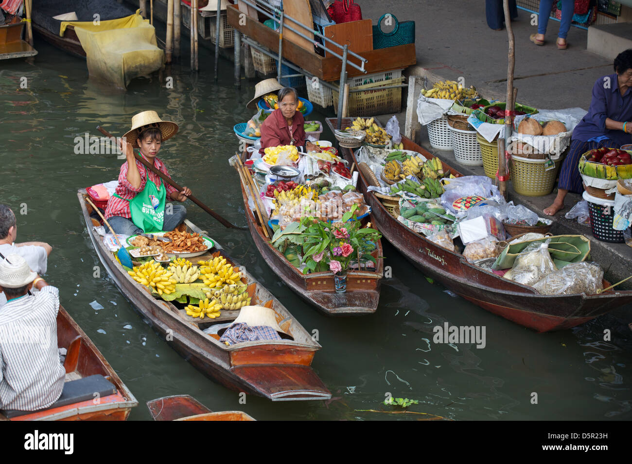 Les femmes thaïlandaises vendent des produits alimentaires depuis leur bateau près de Bangkok en Thaïlande Banque D'Images