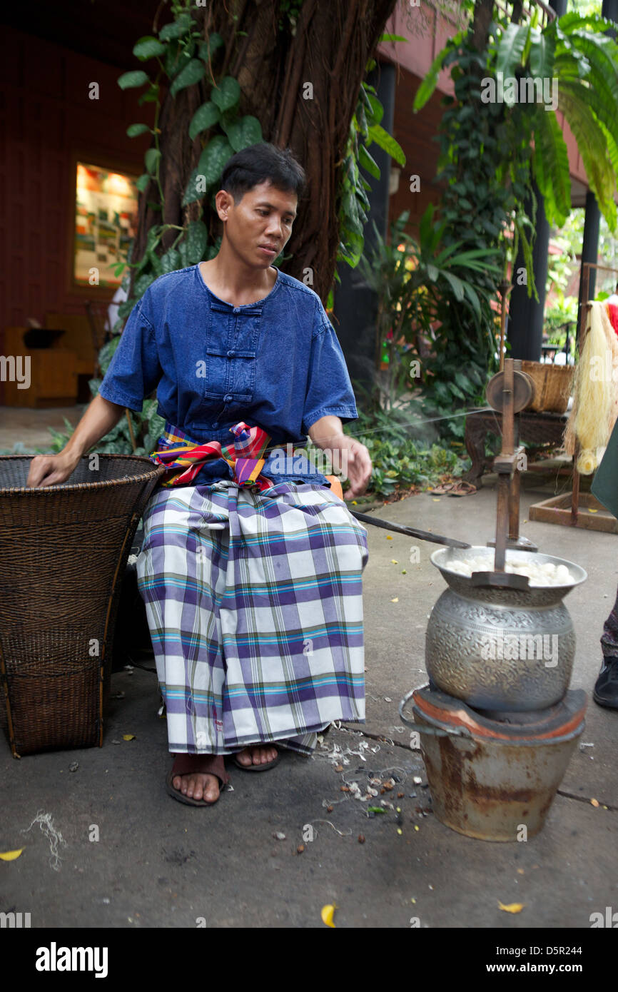 Filature thaïlandaise traditionnelle de cocons de soie de soie Banque D'Images