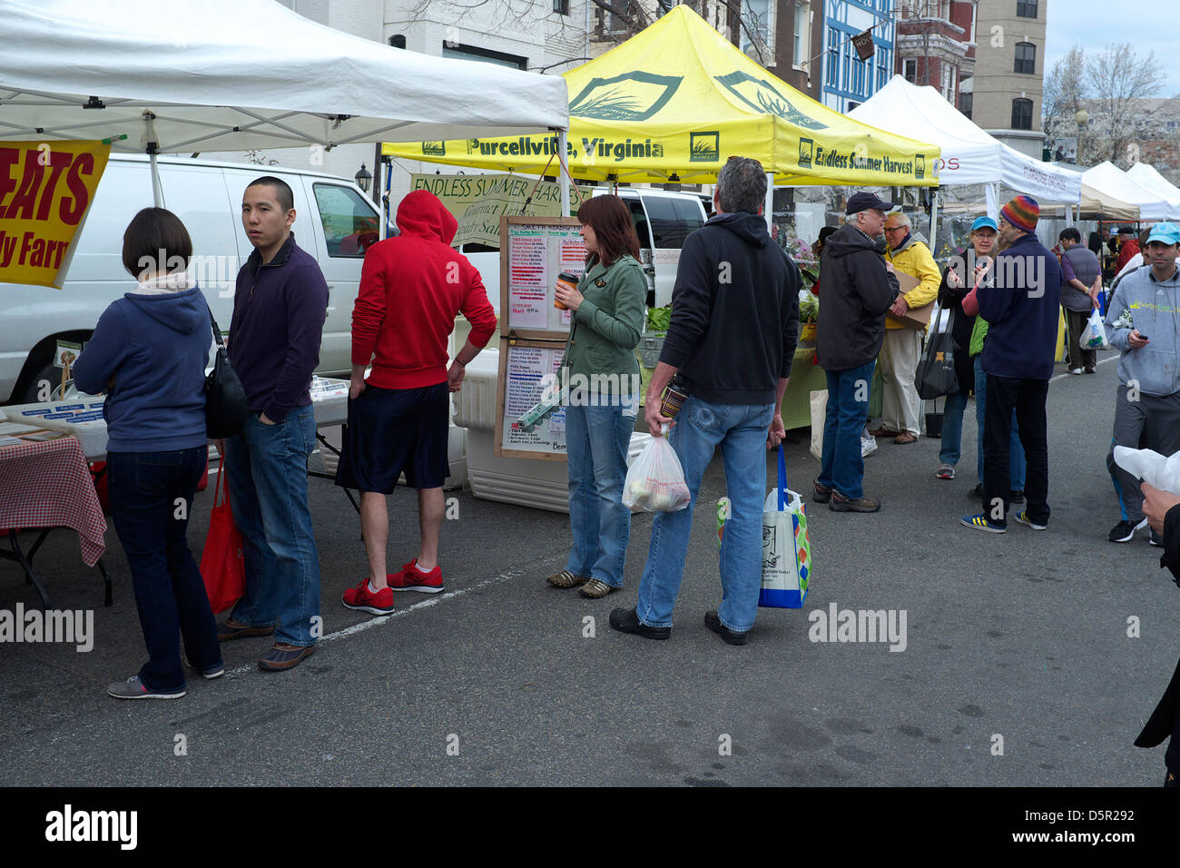 Marché d'agriculteurs mis en place sur le week-end dans la zone DuPont Circle de Washington, DC Banque D'Images Marché d'agriculteurs mis en place sur le week-end dans la zone DuPont Circle de Washington, DC Banque D'Images