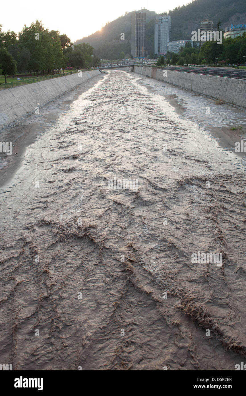 La rivière Mapocho à Santiago, Chili Amérique du Sud Banque D'Images