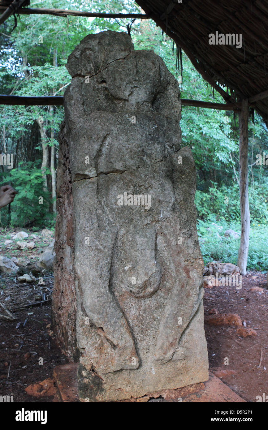 Une statue de la déesse de la fertilité Yum garder près de ruines mayas au Yucatan, Mexique. Banque D'Images