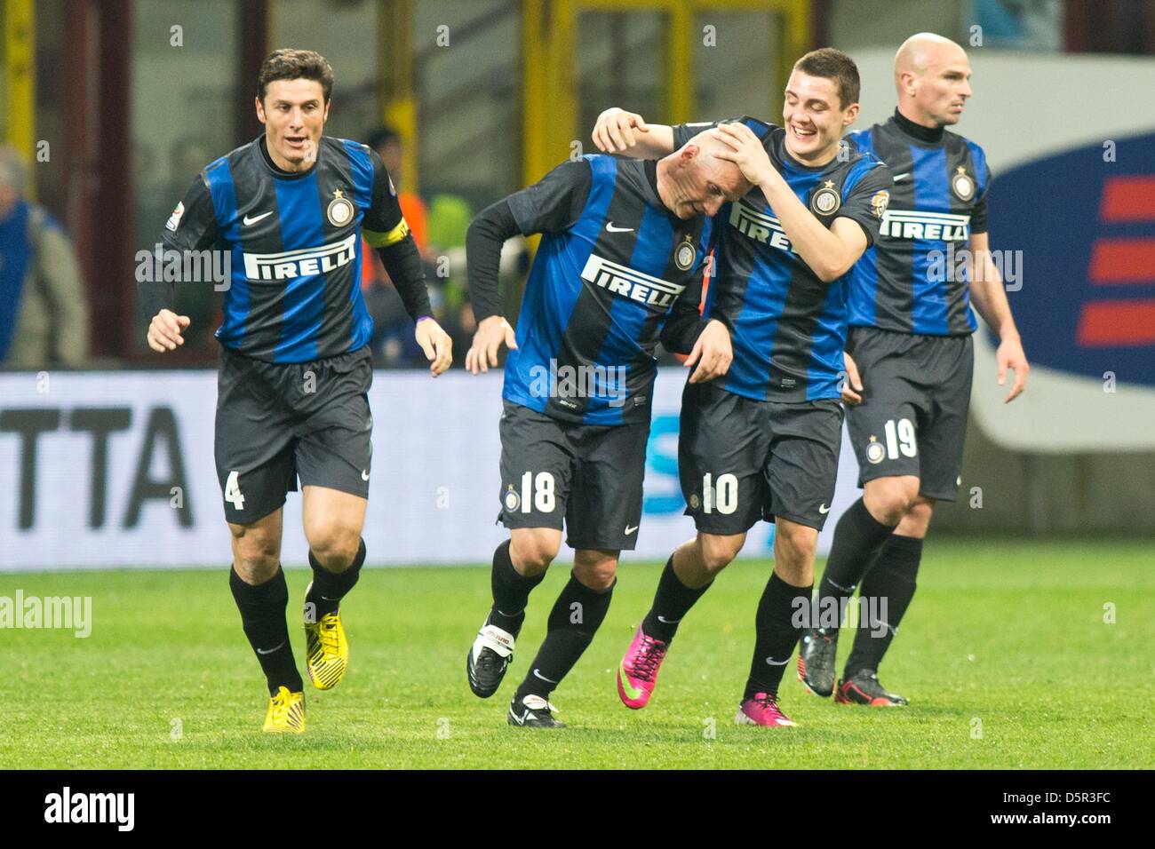 Milan, Italie. 7 avril 2013. (L-R) Javier Zanetti, Tommaso Rocchi, Mateo Kovacic, Esteban Cambiasso (Inter), le 7 avril 2013 - Football / Soccer : Tommaso Rocchi de fête marquant son premier but face au cours de l'Italienne de la Erie UN' match entre l'Inter Milan 3-4 Atalanta au stade Giuseppe Meazza à Milan, Italie, (Photo par Enrico Calderoni/AFLO SPORT/Alamy Live News) Banque D'Images