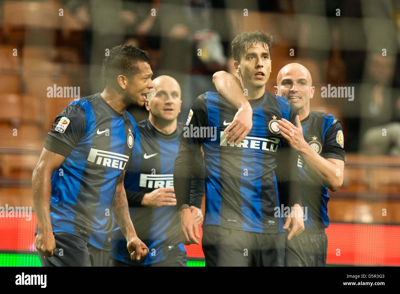 Milan, Italie. 7 avril 2013. (L-R) Fredy Guarin, Tommaso Rocchi, Ricky Alvarez, Esteban Cambiasso (Inter), le 7 avril 2013 - Football / Soccer : Ricky Alvarez de la célèbre son but au cours de l'Italien 'Serie' un match entre l'Inter Milan 3-4 Atalanta au stade Giuseppe Meazza à Milan, Italie, (Photo par Enrico Calderoni/AFLO SPORT/Alamy Live News) Banque D'Images