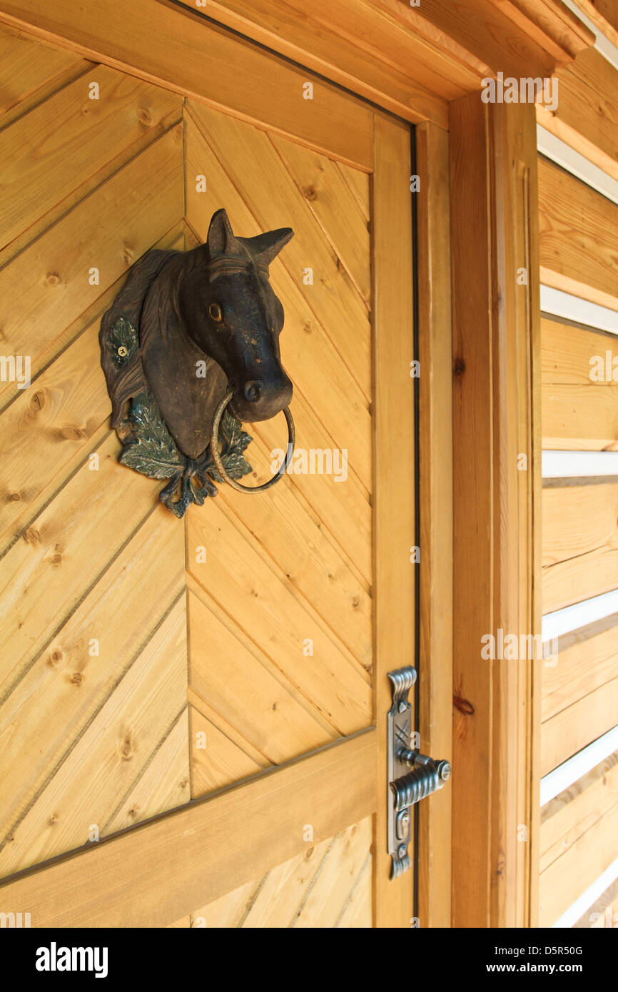 Porte en bois avec tête de cheval de fer Banque D'Images