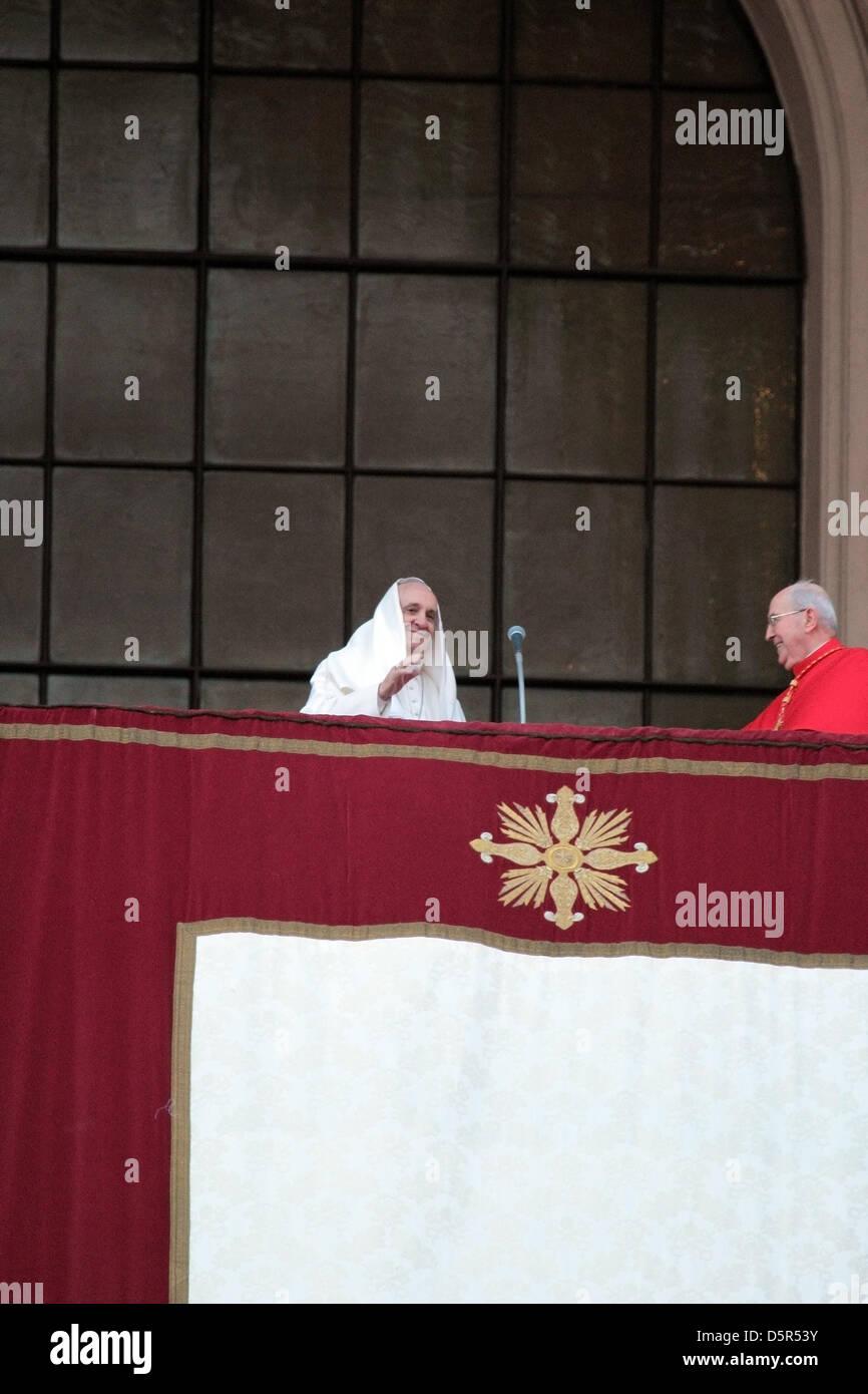 Rome, Italie. 7 avril 2013. Le pape François I au cours de la cérémonie d'établissement dans Archbasilica Saint-Jean de Latran. Après la messe, le Pape est apparu à la chapelle centrale. Une rafale de vent a soulevé le voile sur sa tête. Credit : Mattia Dantonio / Alamy Live News Banque D'Images