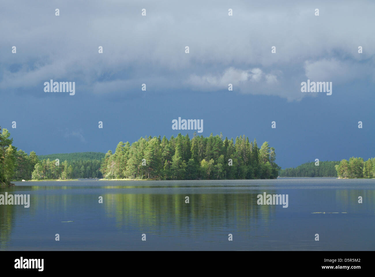 Les nuages de tempête sur un lac suédois Banque D'Images