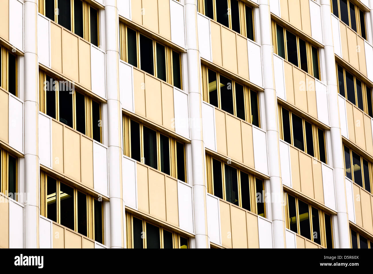 Ligne, Forme et couleur dans les fenêtres d'un immeuble moderne. Banque D'Images