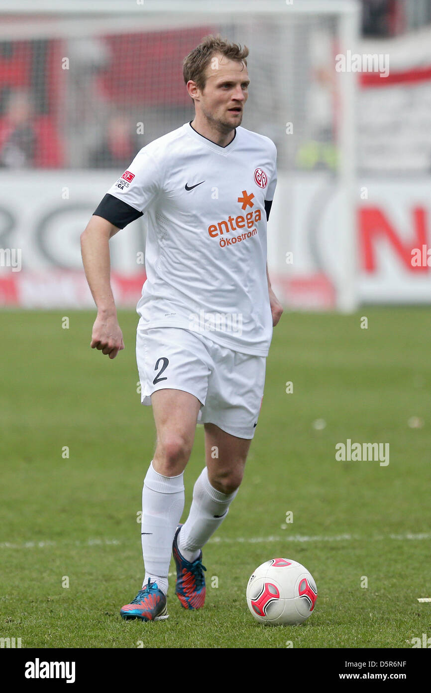 Mainz' Bo Svensson contrôle le ballon pendant le match de football de la Bundesliga entre 1. FC Nuremberg et FSV Mainz 05 au stade Grundig à Nuremberg, Allemagne, 07 avril 2013. Photo : Daniel Karmann Banque D'Images