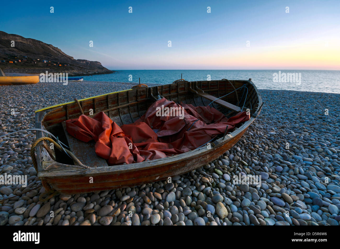 Bateaux au coucher du soleil sur l'anse de Chesil, une partie de plage de Chesil sur Portland Bill dans le Dorset Banque D'Images