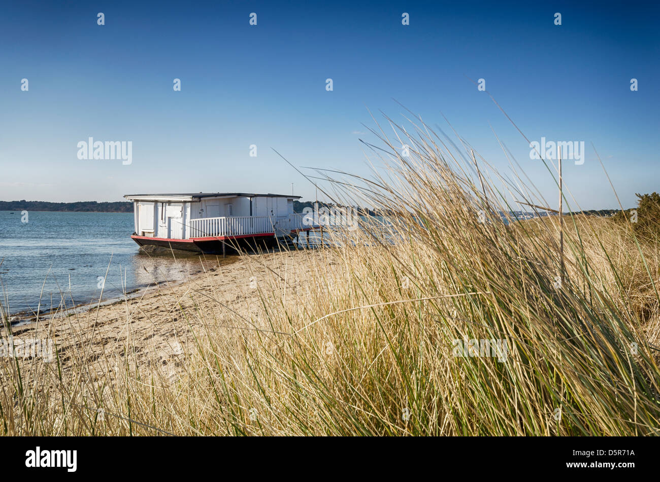Vieille maison bateau sur la plage de Studland dans Dorset Banque D'Images