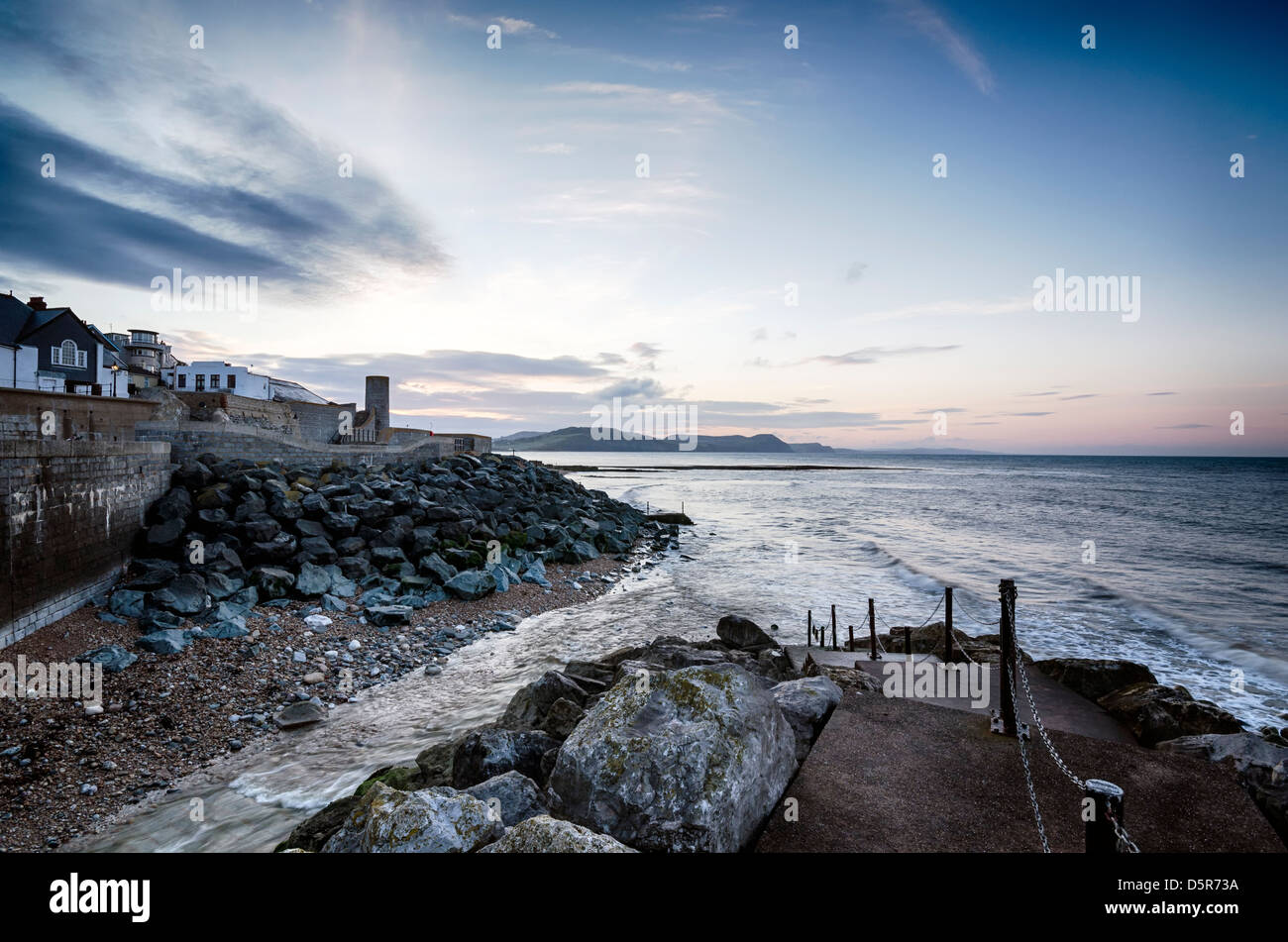 Des mesures pour la plage de Lyme Regis, partie de la côte jurassique du Dorset. Banque D'Images