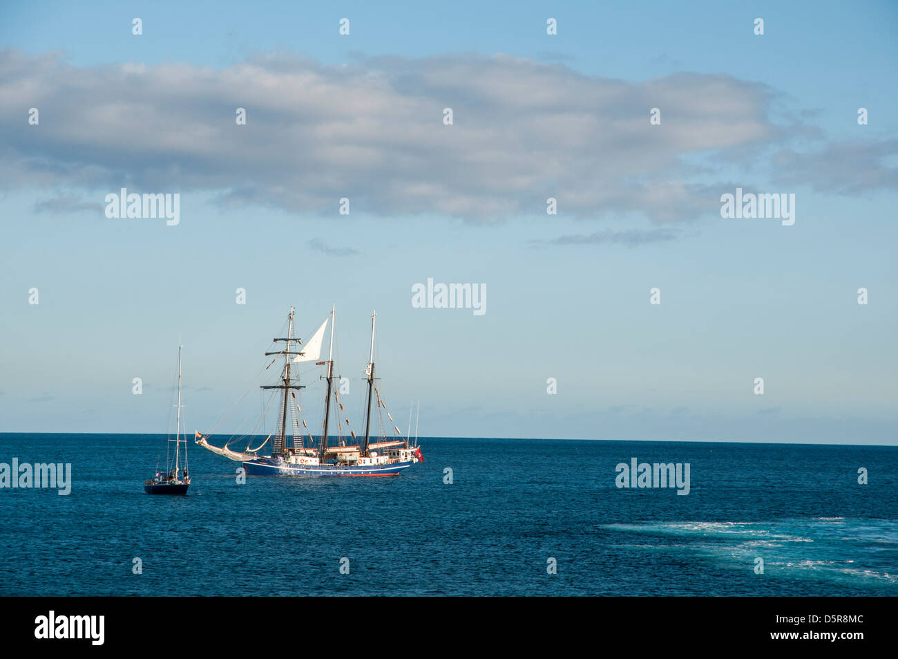 Paysage d'un voilier naviguant en haute mer Banque D'Images