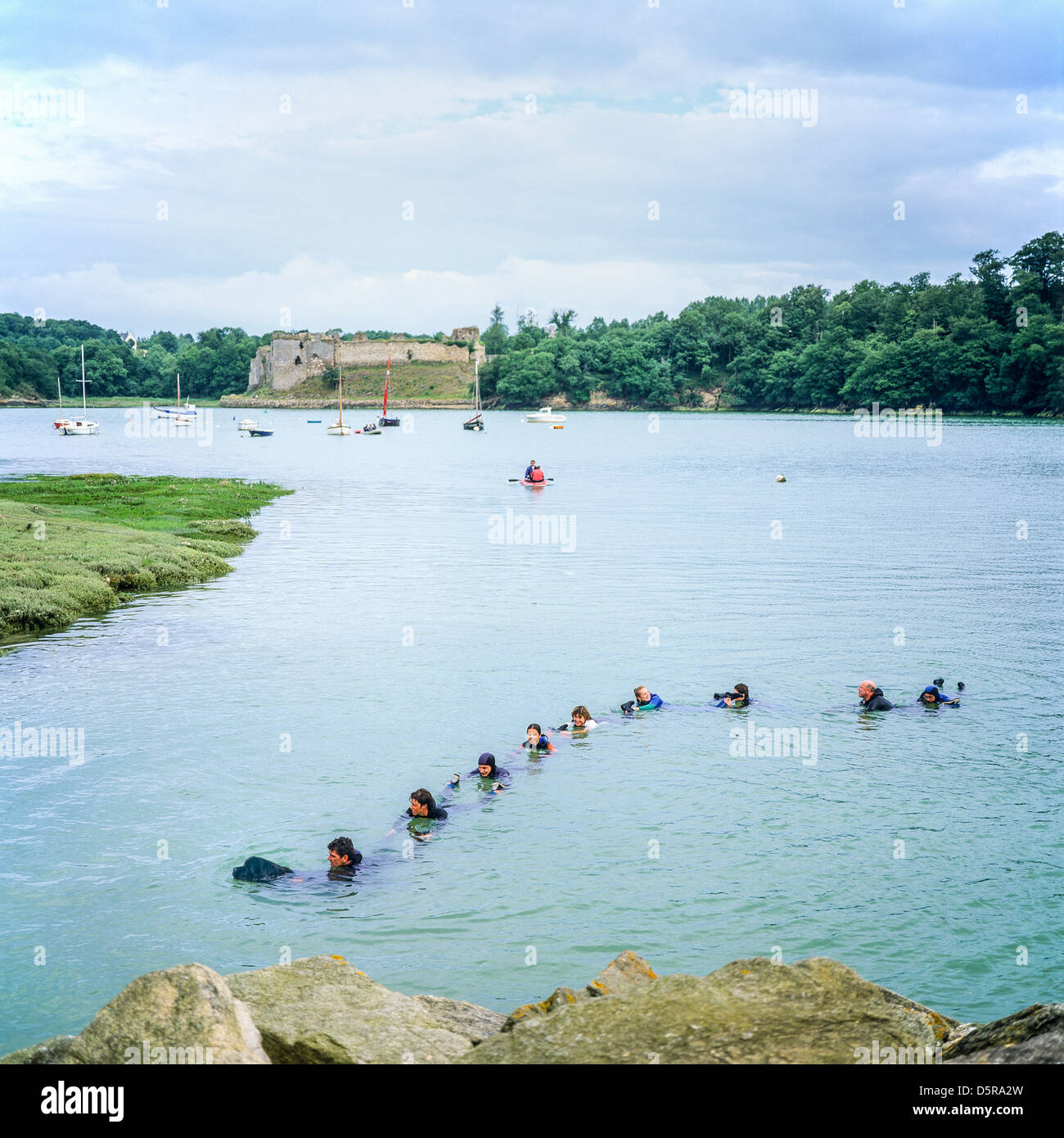 L'exercice avec un chien de sauvetage Terre-neuve tirant 7 personnes dans 'Arguenon' river Bretagne France Europe Banque D'Images