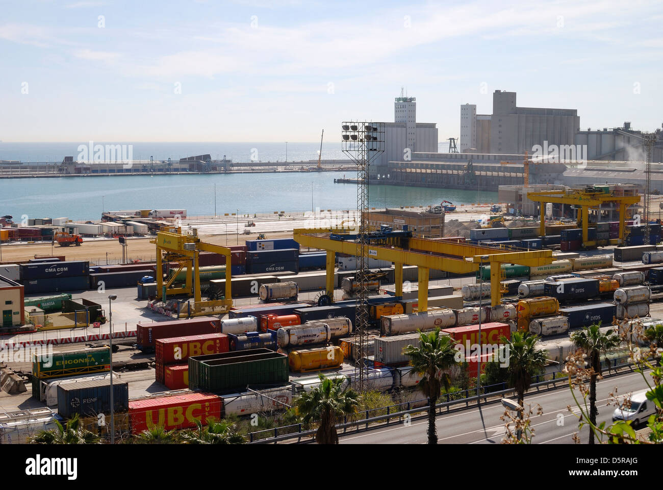 Port de Barcelone. La Catalogne. L'Espagne. Avec terminal de chemin de fer et les wagons et conteneurs à quai. Banque D'Images