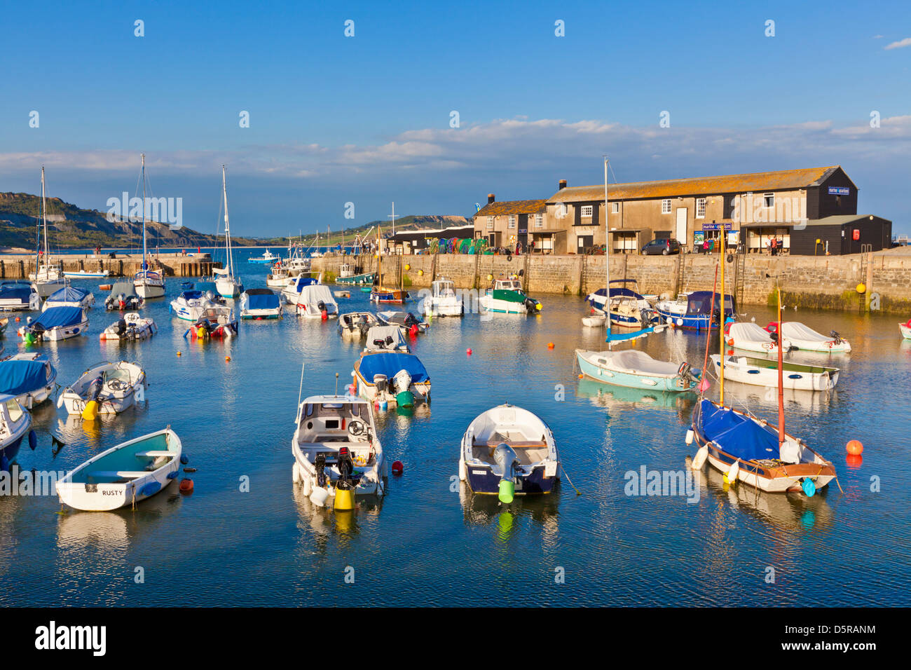 Bateaux de pêche dans le port de Lyme Regis Dorset England UK GB EU Europe Banque D'Images