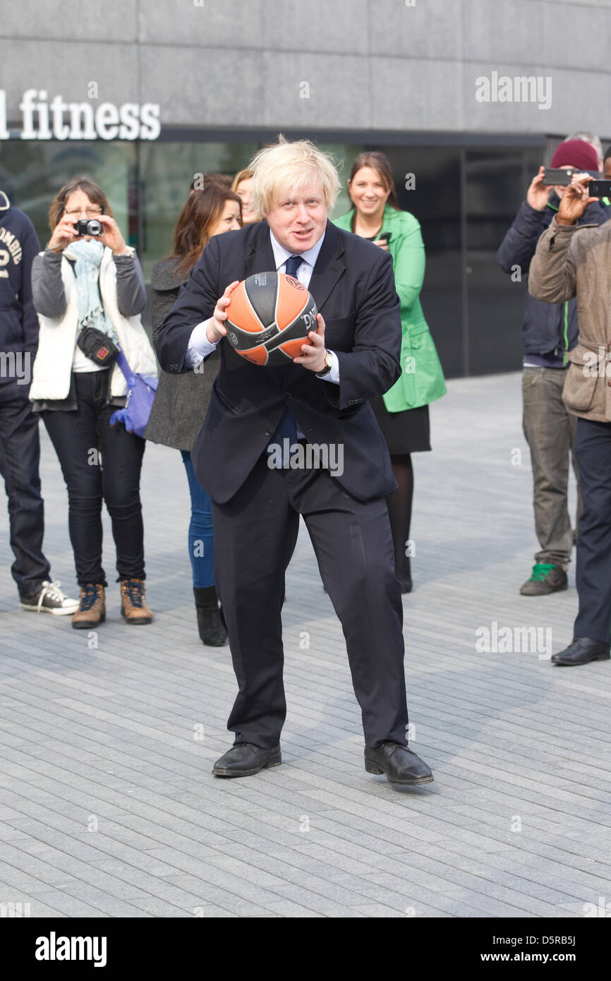 Londres, Royaume-Uni. 8 avril 2013. Turkish Airlines Euroleague Final Four photocall. City Hall, London, UK 08.04.2013 Boris Johnson fait la promotion de la 2013 Turkish Airlines Euroleague Final Four basket-ball tournoi à l'extérieur de l'hôtel de ville, Londres. Crédit : Jeff Gilbert / Alamy Live News Banque D'Images