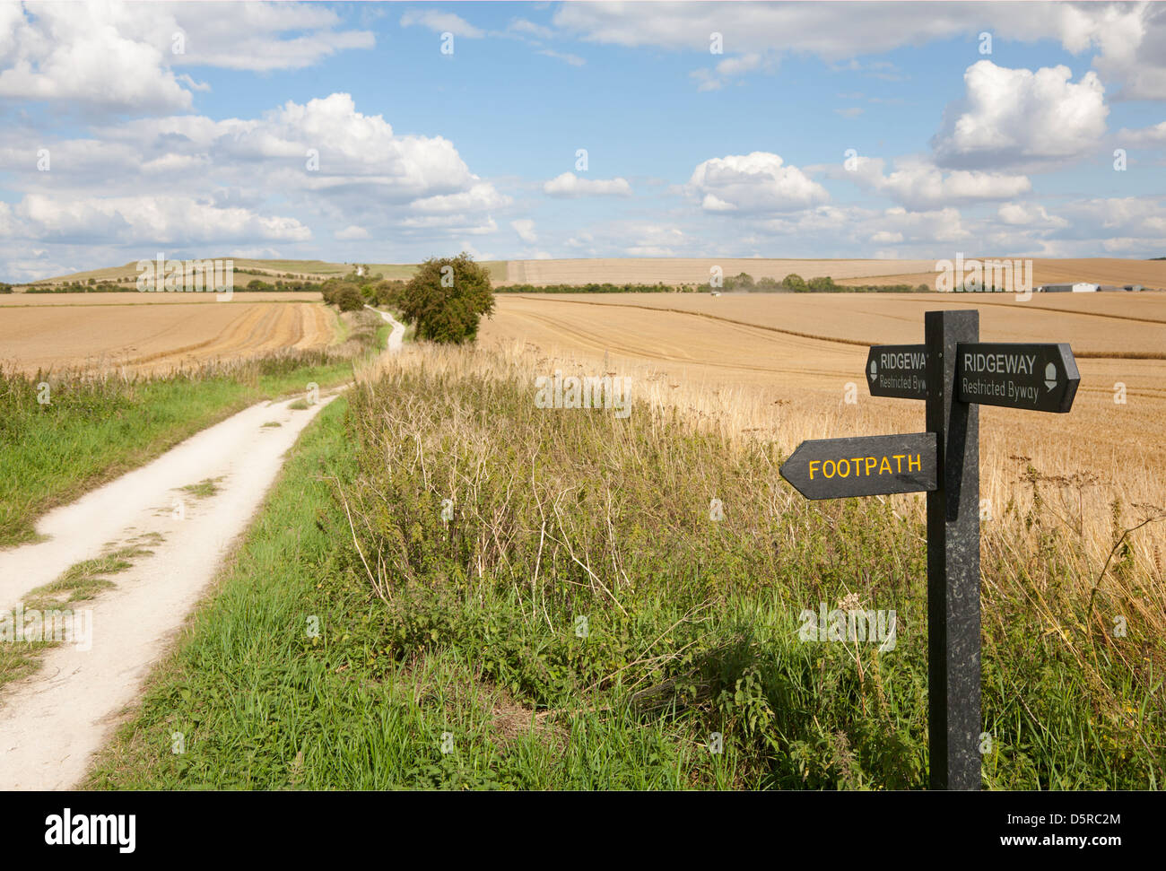 Le sentier national Ridgeway menant à Fort hill Uffington et est signalé par un panneau en plastique noir recyclé Plaswood Banque D'Images