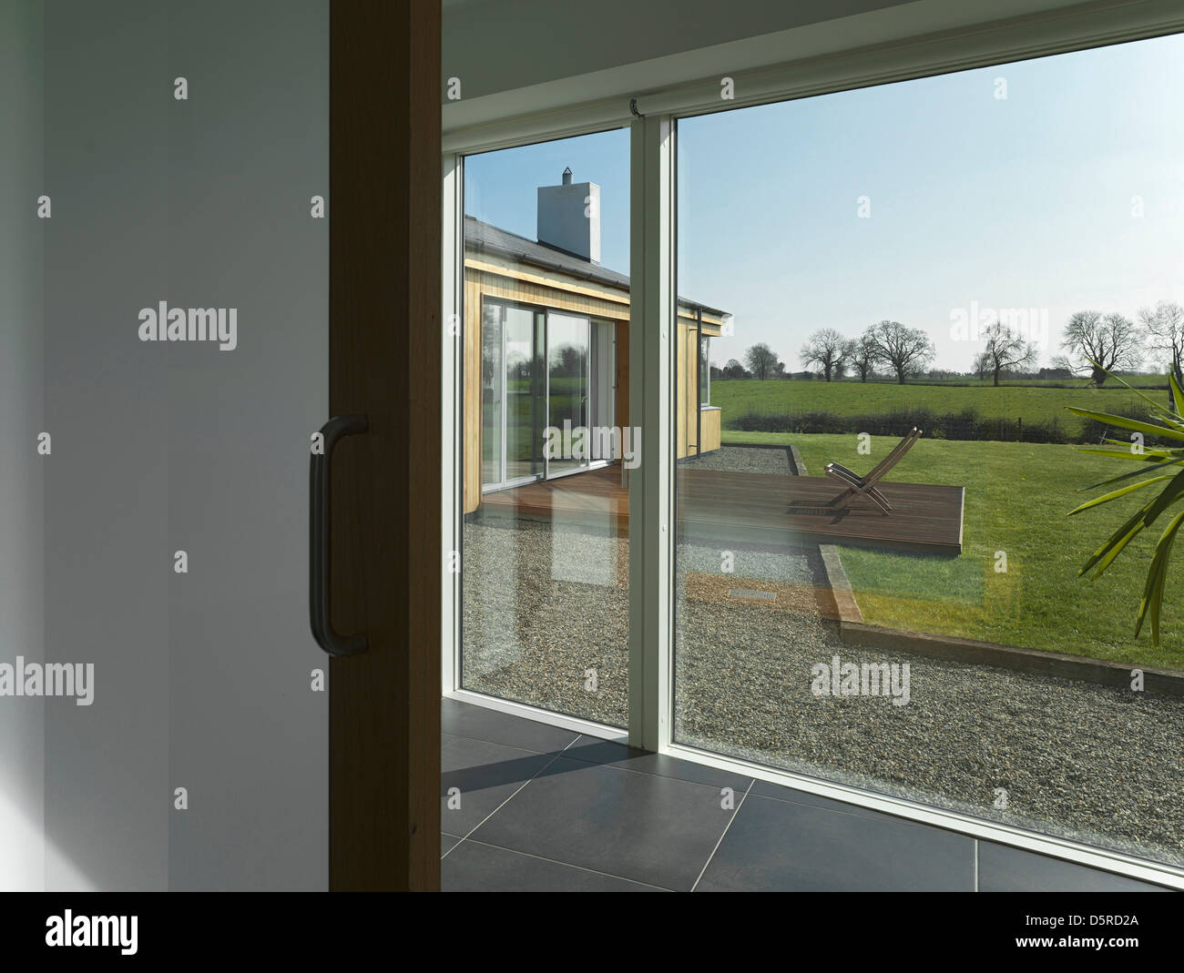 Woodfield House, Enfield, en Irlande. Architecte : Patrick Gilsenan Architecte, 2011. Vue depuis la fenêtre du corridor de jardin. Banque D'Images