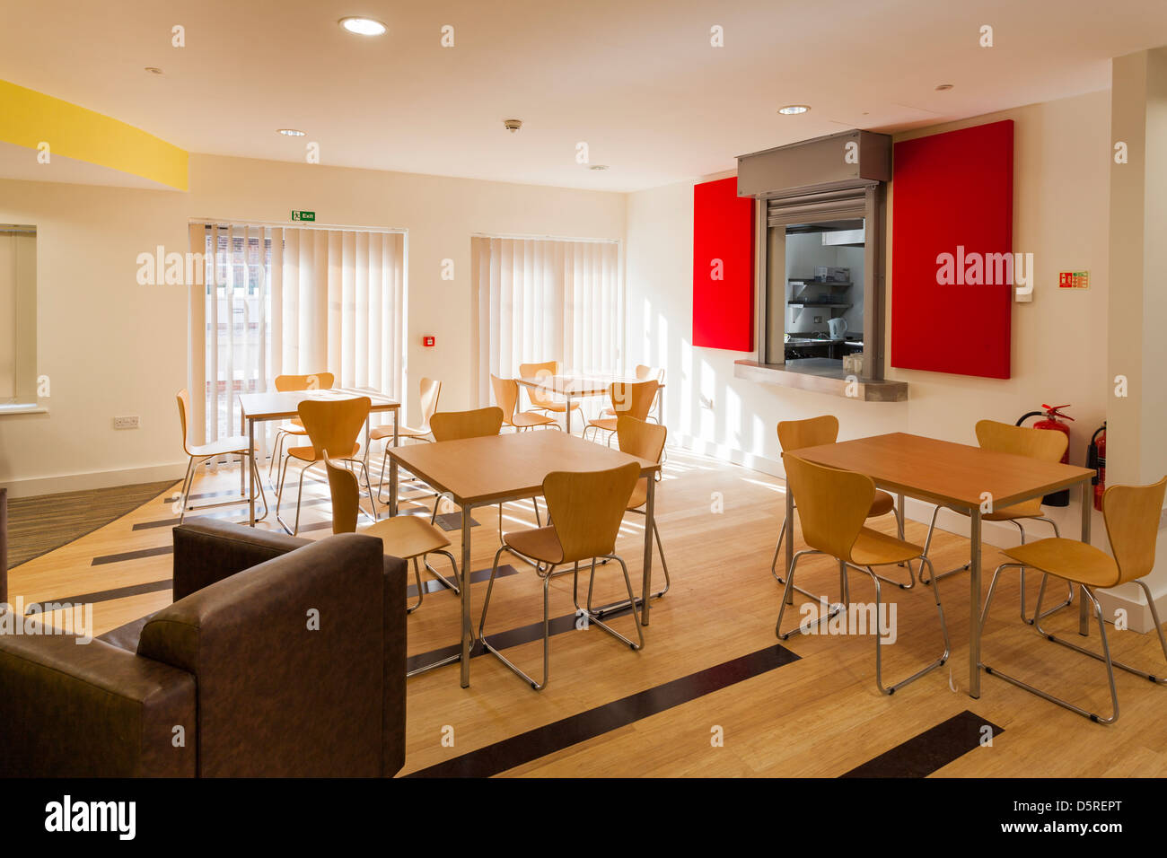 Coin repas commun avec passe à la cuisine maison à Damas et Emmaüs House, Salisbury Banque D'Images