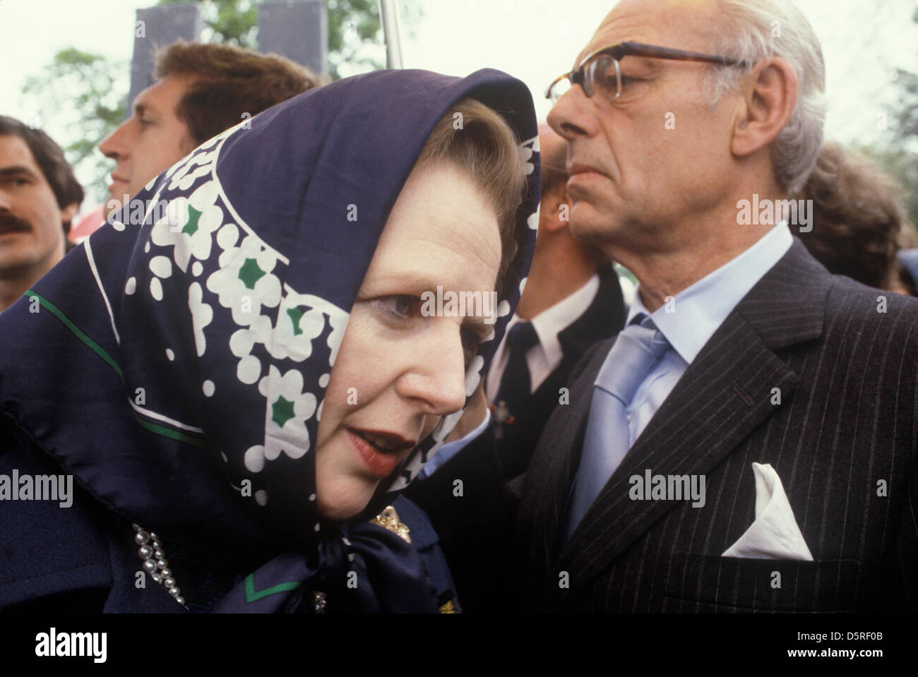 Archive : Margaret Thatcher est mort aujourd'hui 8 avril 2013. Mme Thatcher Denis Thatcher. Campagne électorale de 1983 du parti conservateur. Midlands UK. Son garde du corps (de profil, de netteté) derrière elle à à gauche de l'image. Credit : Homer Sykes Banque D'Images