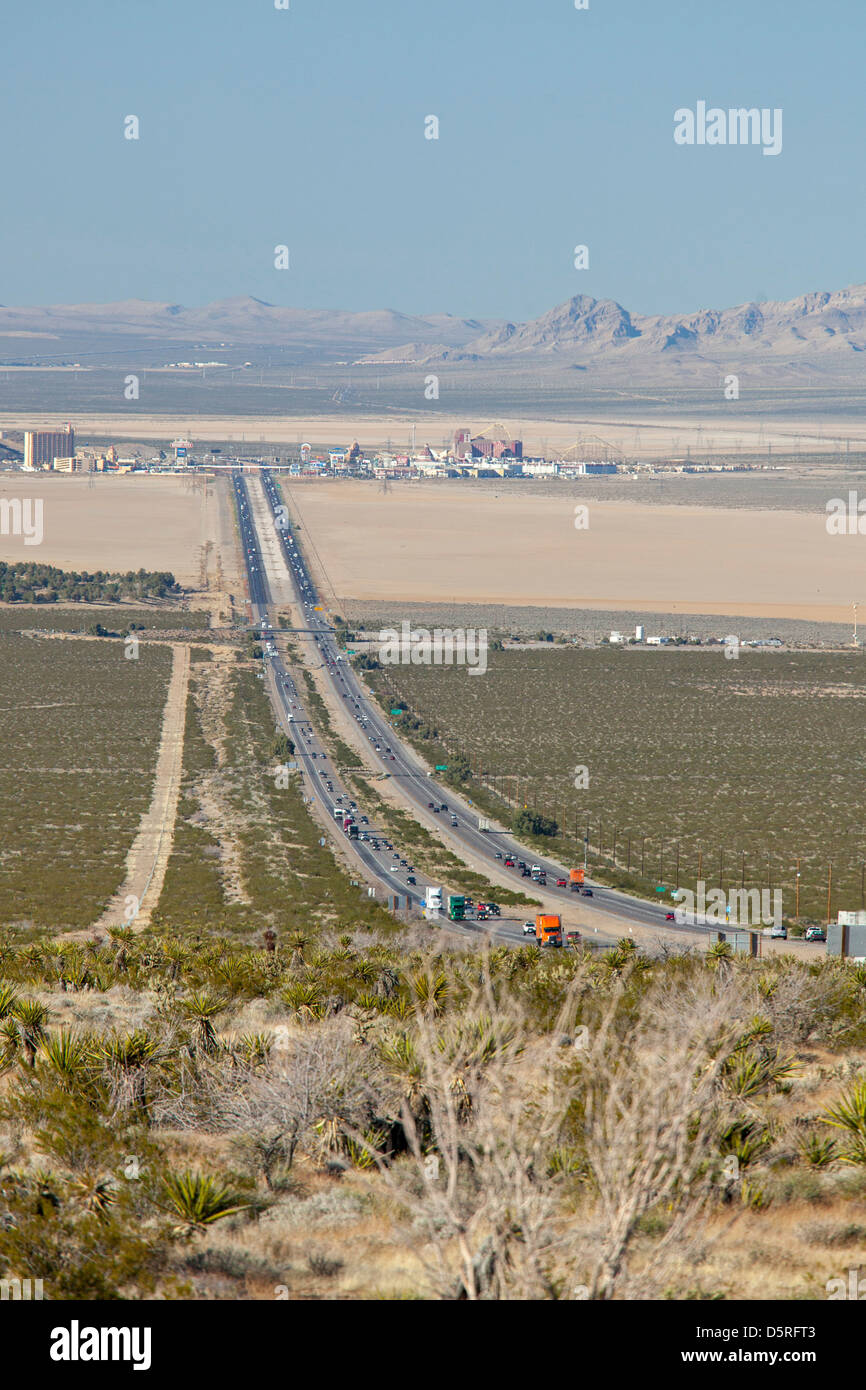 L'Interstate 15 dans le désert du Mojave Banque D'Images