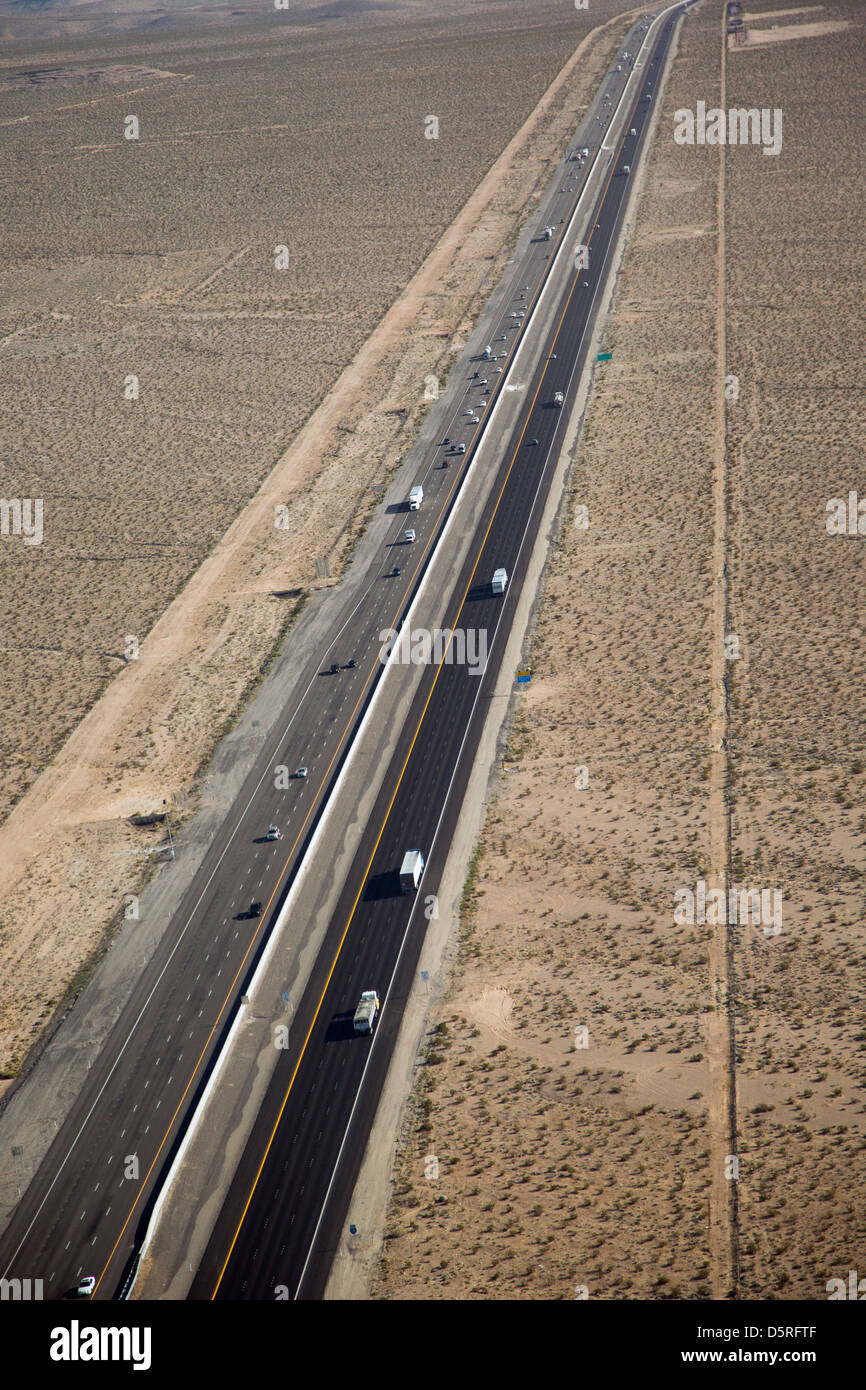 L'Interstate 15 dans le désert du Mojave Banque D'Images
