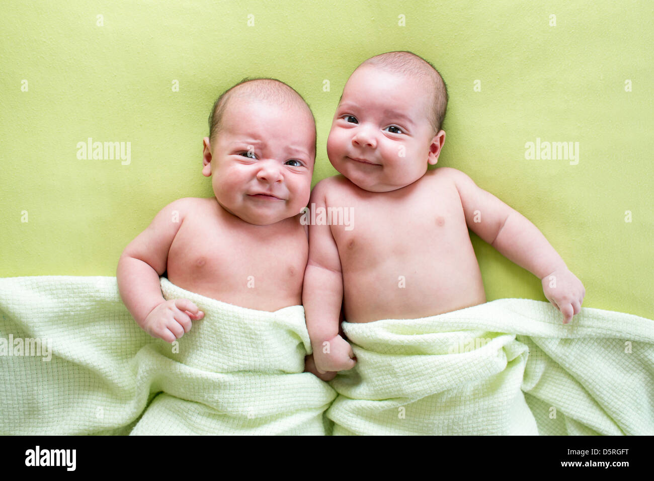 Freres Jumeaux Droles Bebe Couche Sur Green Photo Stock Alamy