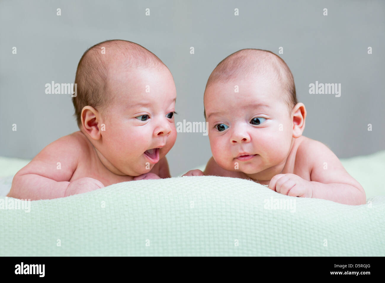 Bébé nouveau-né des jumeaux lying on stomach Banque D'Images