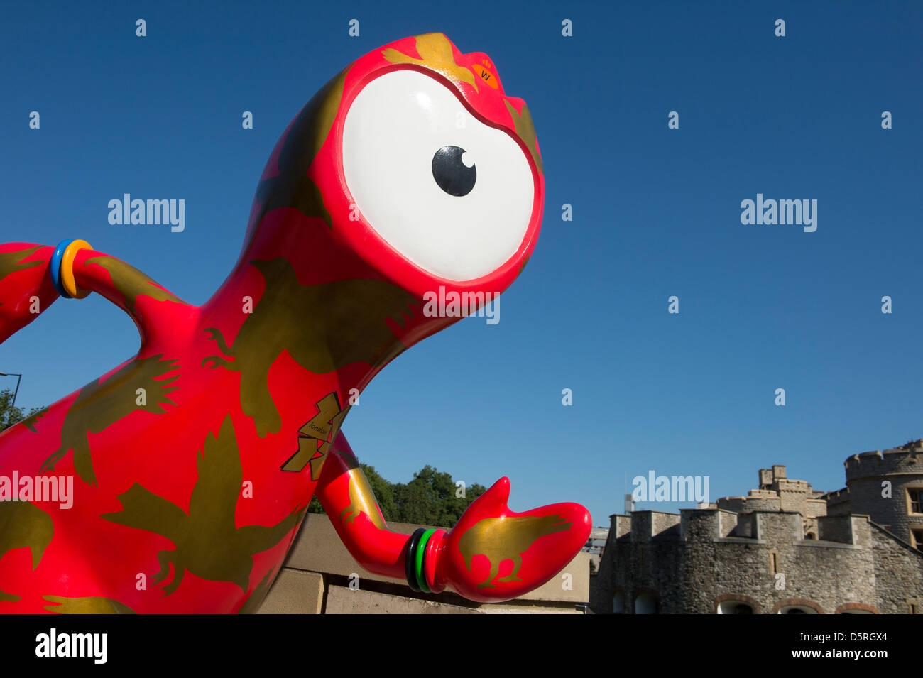Statue de la mascotte des Jeux Olympiques de 2012 à Londres, Wenlock corbeaux près de la Tour de Londres, Angleterre. Banque D'Images