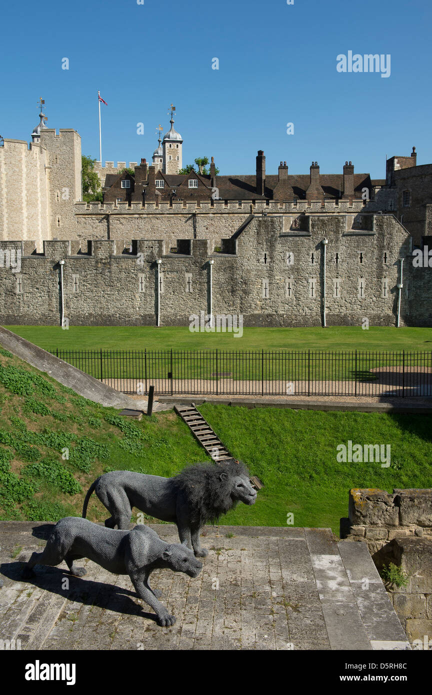 Des statues de lion dans le parc de la Tour de Londres, Angleterre. Banque D'Images