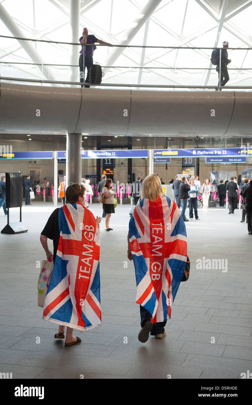 Les partisans de l'équipe Go portant des drapeaux Union Jack, pendant les Jeux Olympiques de Londres en 2012. L'Angleterre. Banque D'Images