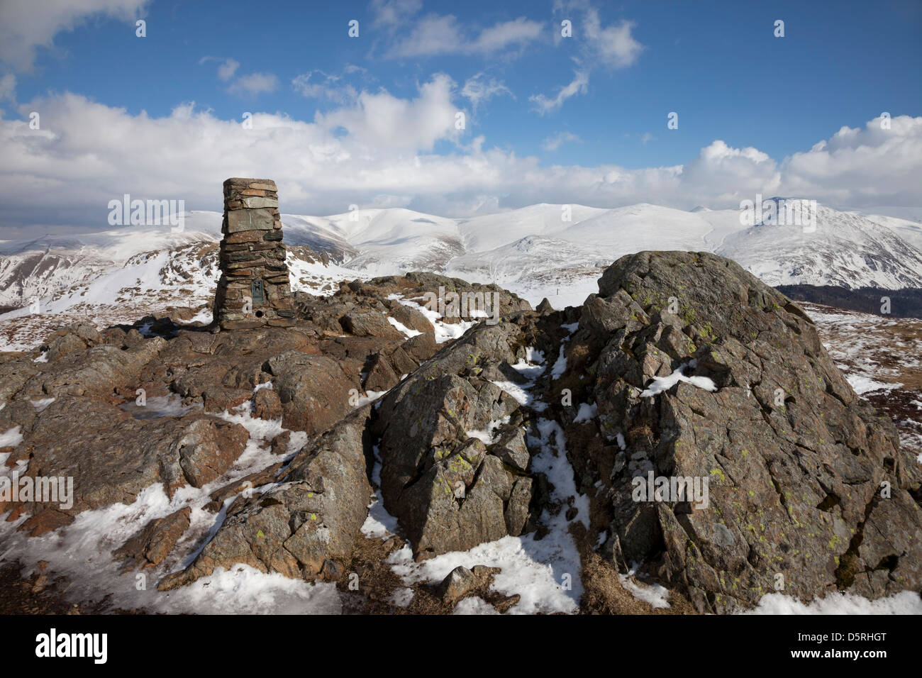 Assise haute de Trig du sommet et la vue vers l'Est et l'Helvellyn Dodds en hiver Lake District Cumbria UK Banque D'Images