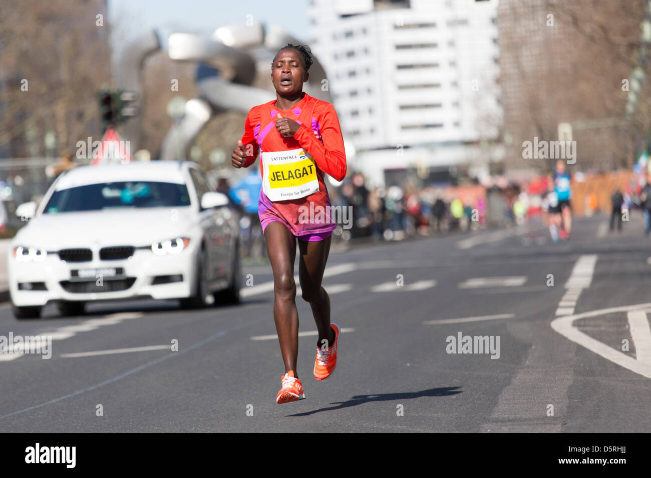 Berlin, Allemagne. 7 avril, 2013. Les participants de la 33e demi-marathon au km 14, Jelagat, 2013 à Berlin, Allemagne. Banque D'Images